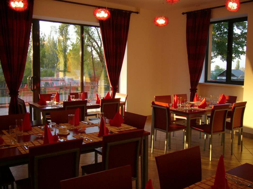 Amir Hotel Каракол Екстериор снимка
