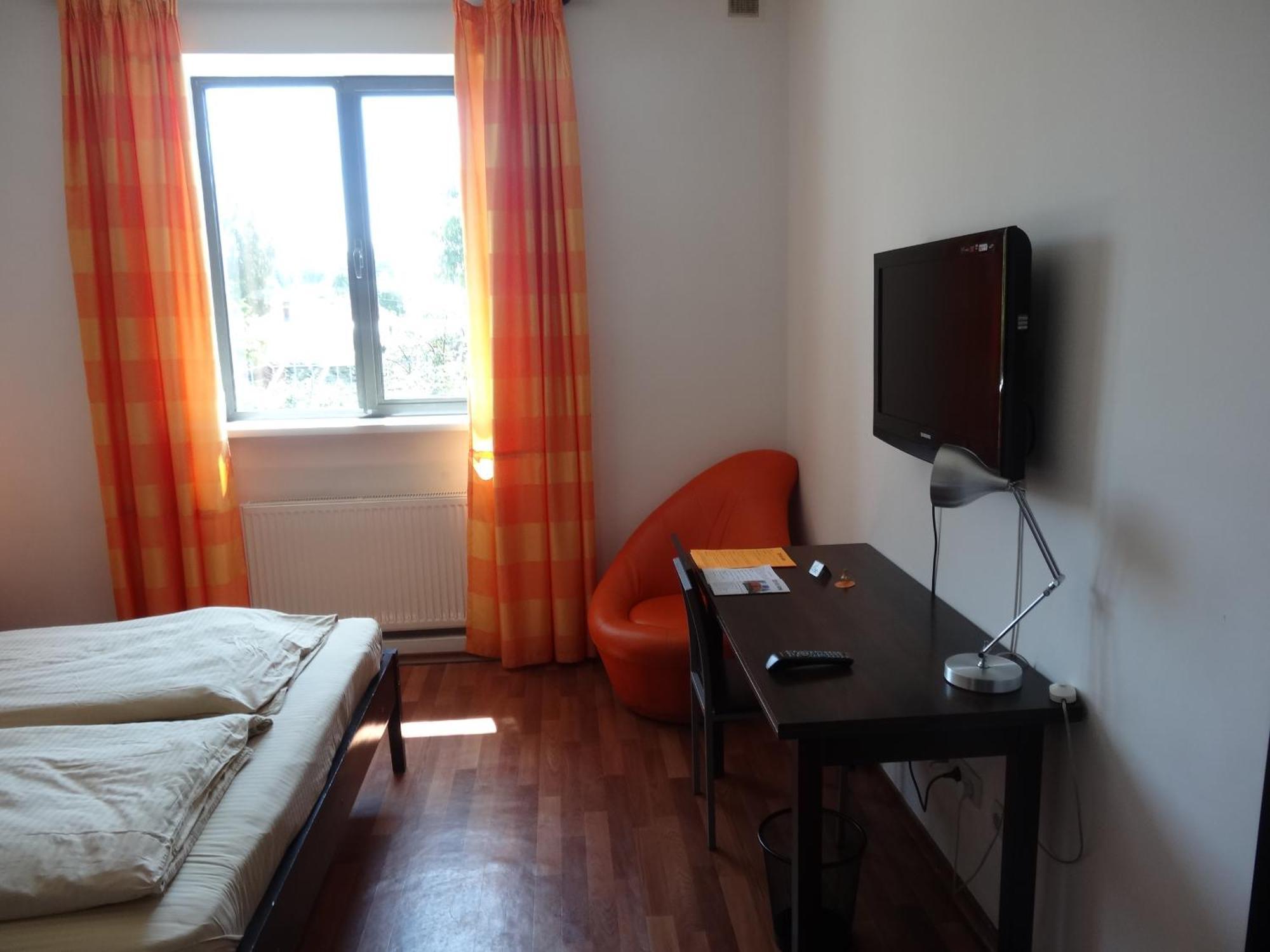 Amir Hotel Каракол Стая снимка