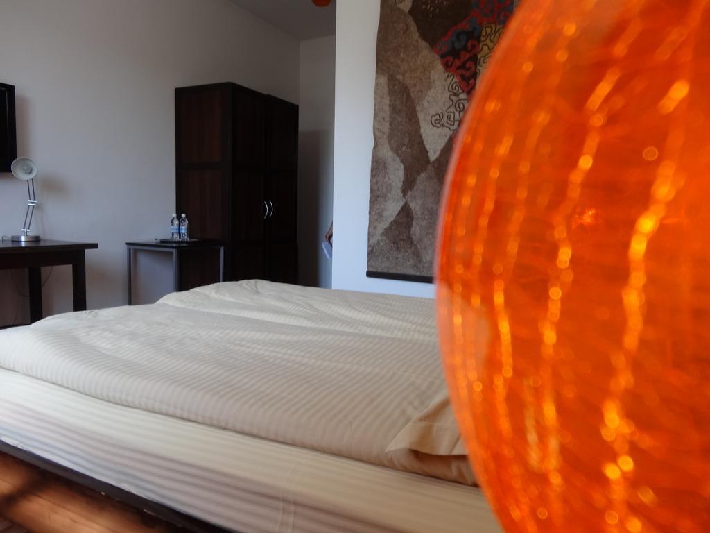 Amir Hotel Каракол Стая снимка