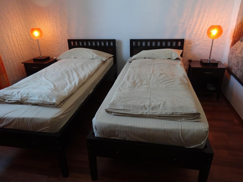 Amir Hotel Каракол Стая снимка