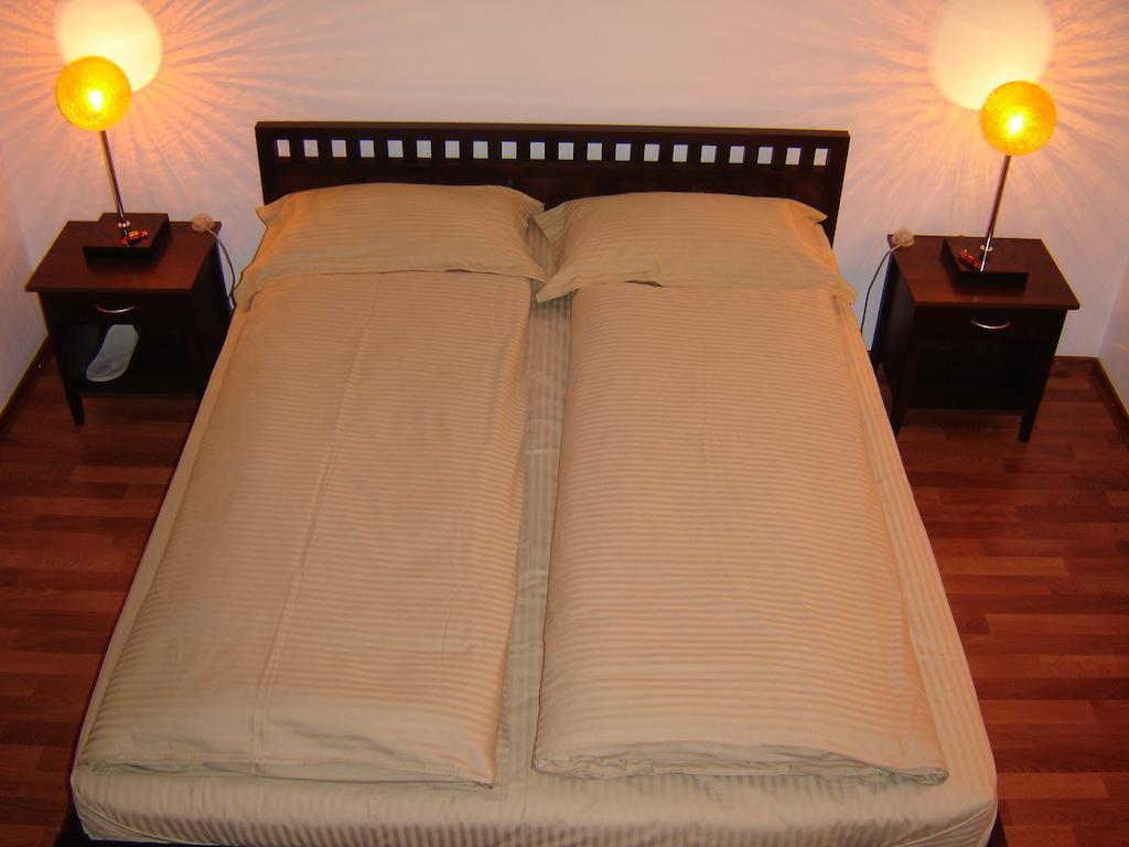 Amir Hotel Каракол Стая снимка