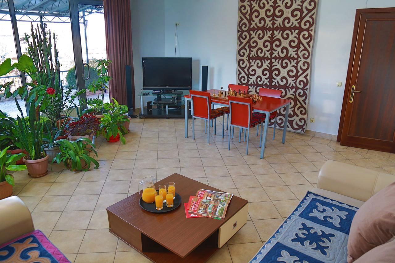Amir Hotel Каракол Екстериор снимка